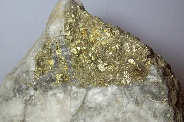 這種最像黃金的礦石看起來(lái)很漂亮，常被人誤認(rèn)成是金礦石